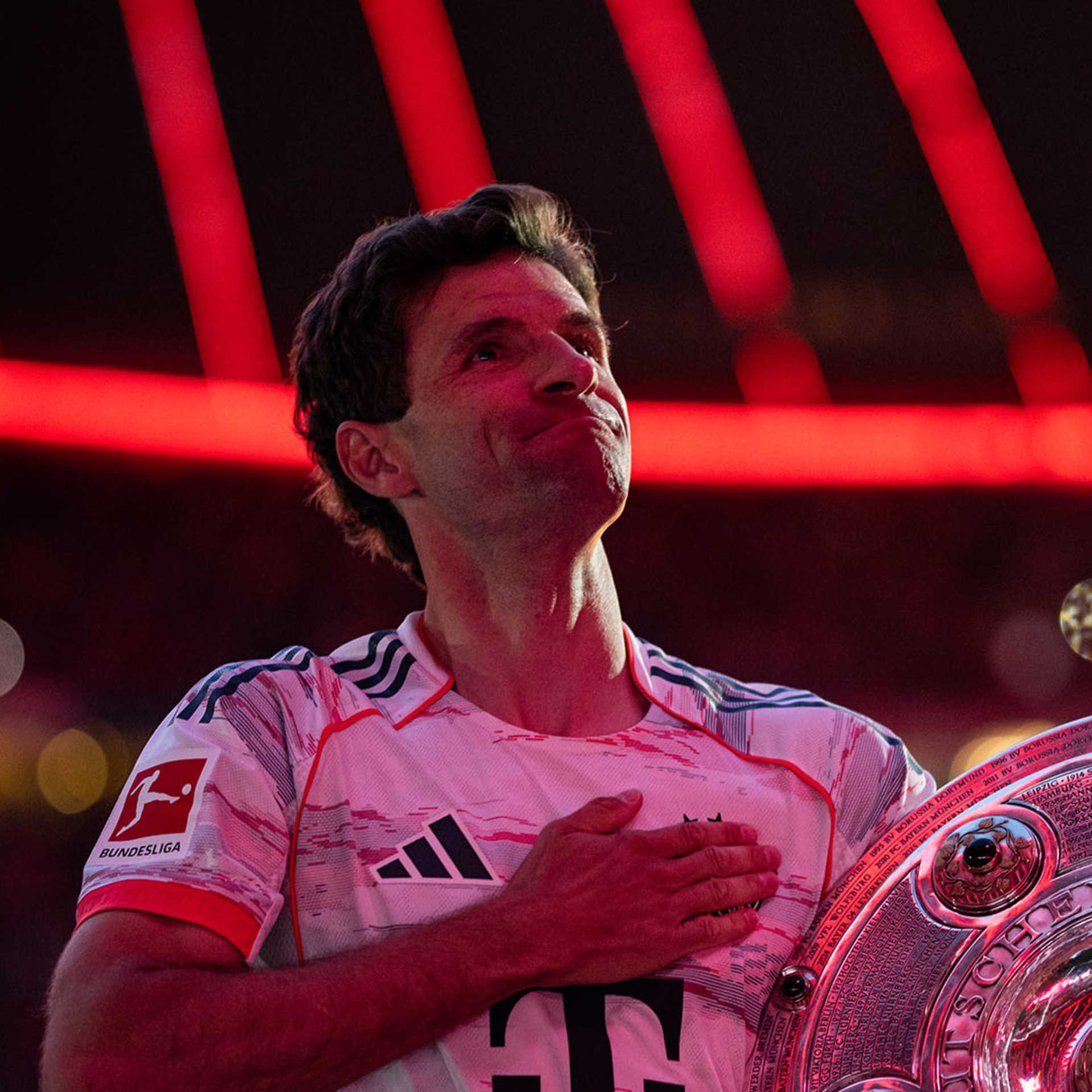 Thomas Müller's moving goodbye at title party