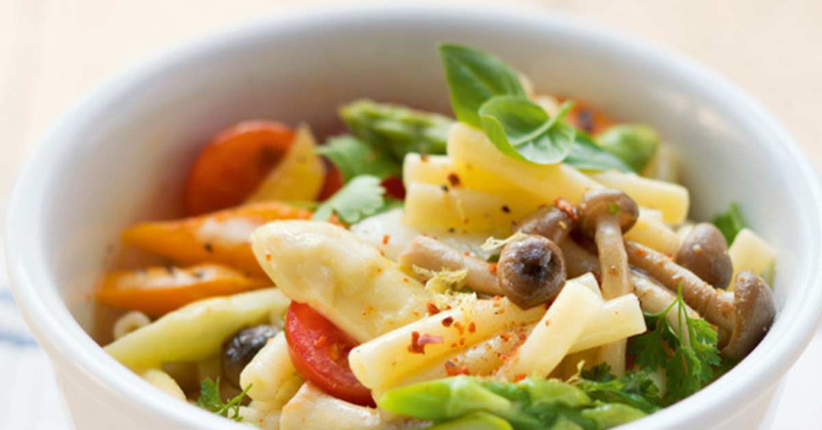 Lauwarmer Nudelsalat mit Spargel