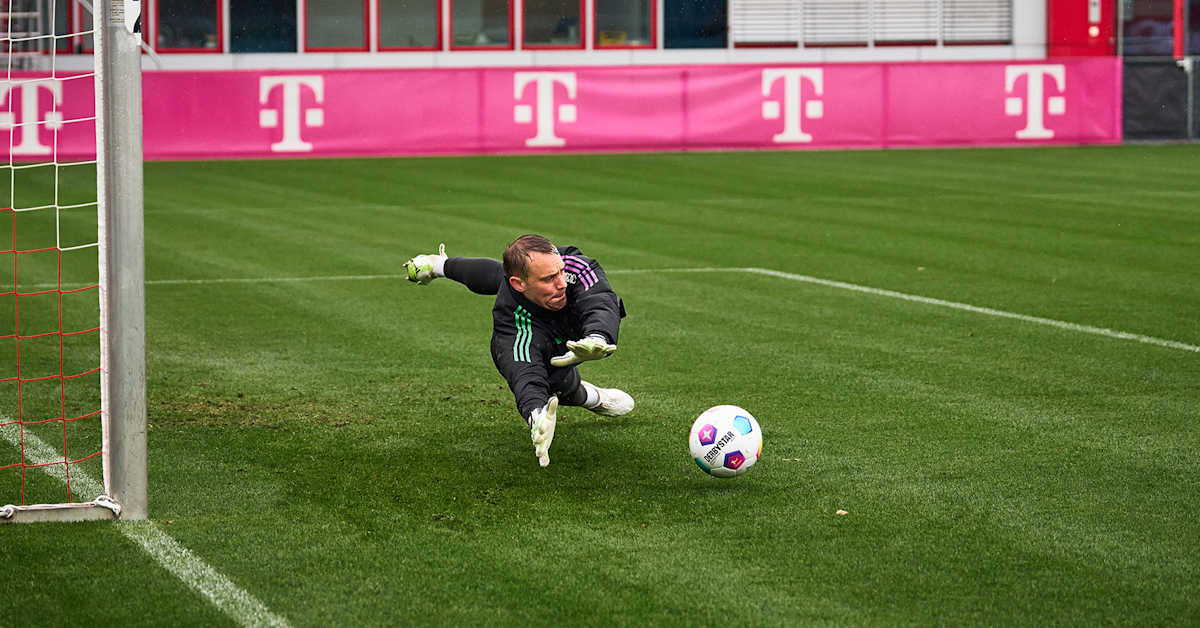 VIdeo Manuel Neuer Back In Goalkeeper Training video-manuel-neuer-back-in-goalkeeper-training