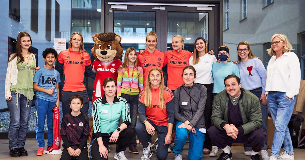 FC Bayern Women visit Schwabing children's hospital