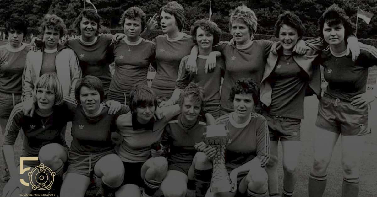 FC Bayern Women: Trophy presentation & honouring '76 team