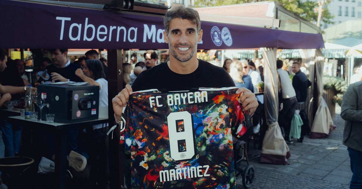 Photo: fcbayern.com Javier Martinez mit einem Wiesn-Trikot vor der Taberna Martinez