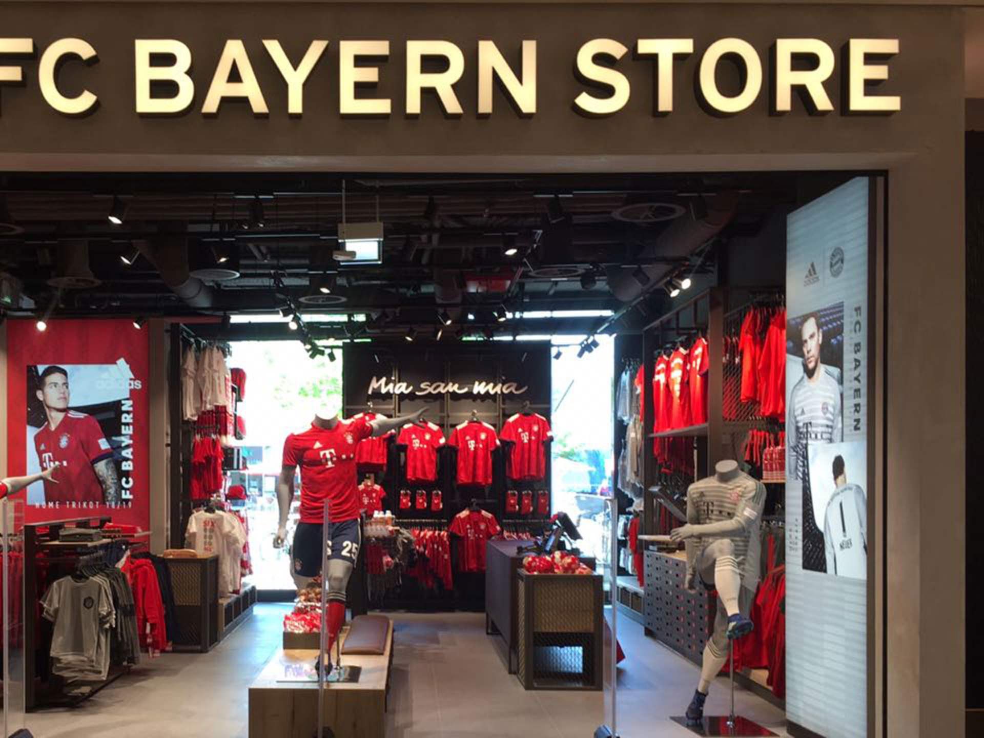 FC Bayern Store in Pasing eroffnet