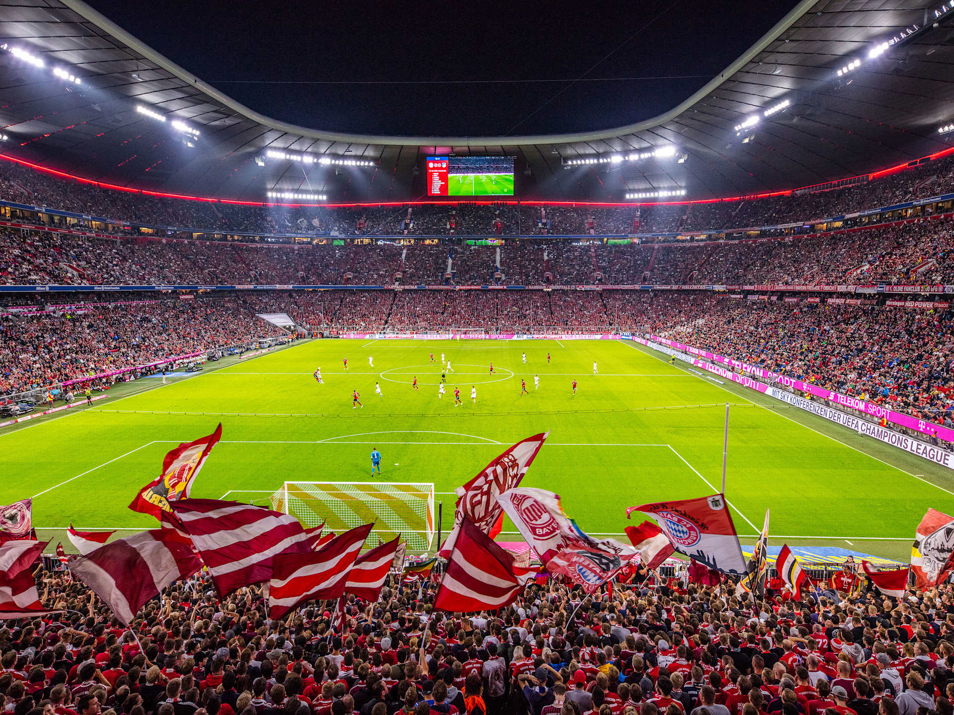 https://img.fcbayern.com/image/upload/f_auto/q_auto/t_cms-4x3-seo/v1601455226/cms/public/images/allianz-arena/spieltagsbilder/bundesliag/duc_2741.jpg