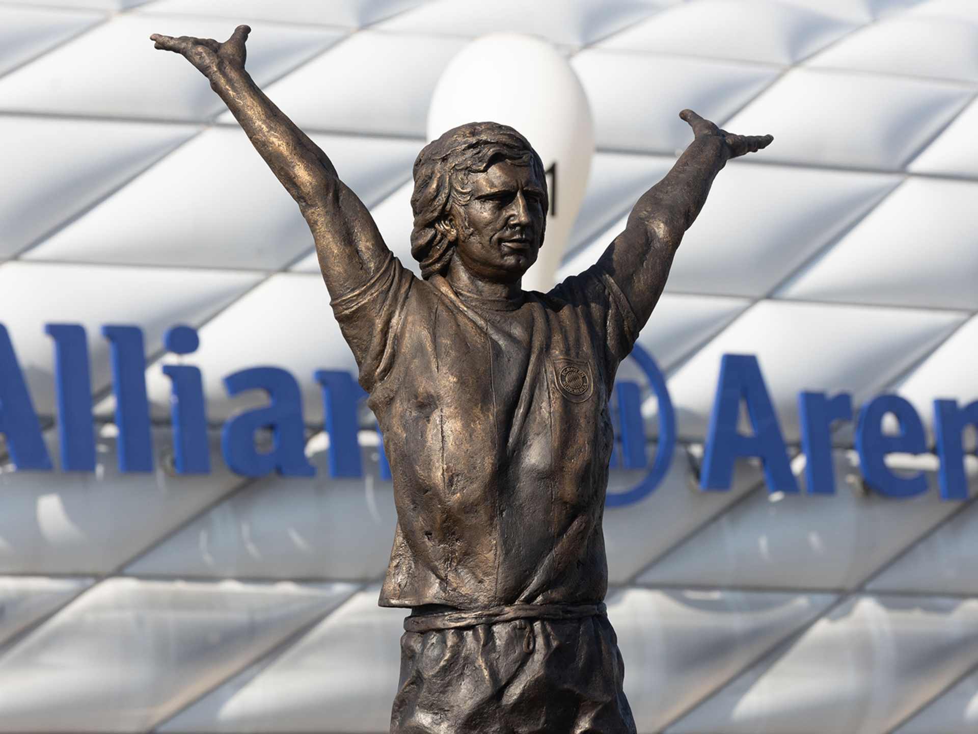 Statue for FC Bayern icon Gerd Müller