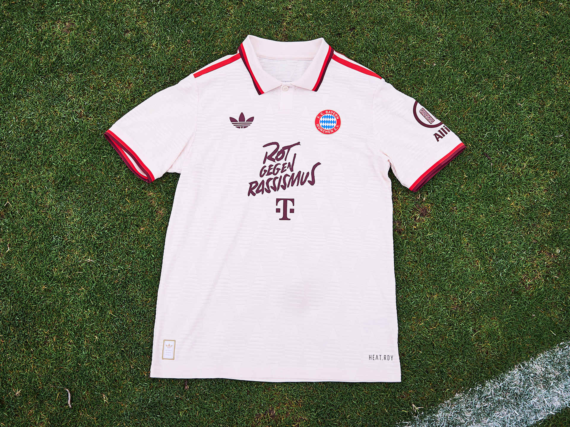 FC Bayern special Red against Racism jersey vs. St. Pauli