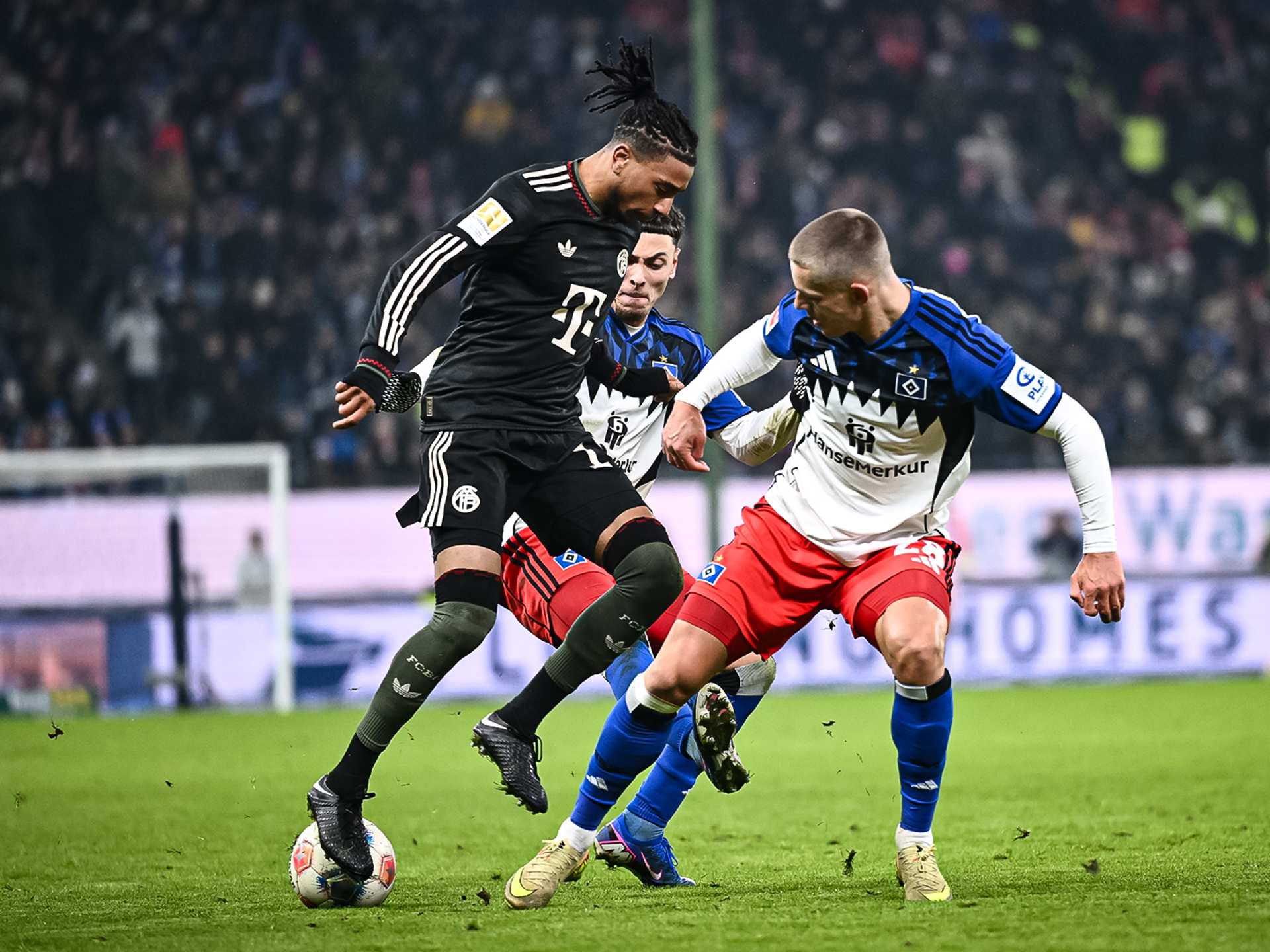 Bayern stumble in Hamburg to open door for Dortmund