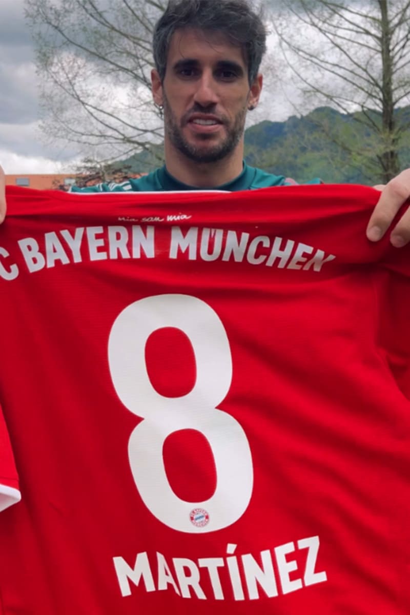 Video: Javi Martínez hands over No. 8 shirt to Leon Goretzka
