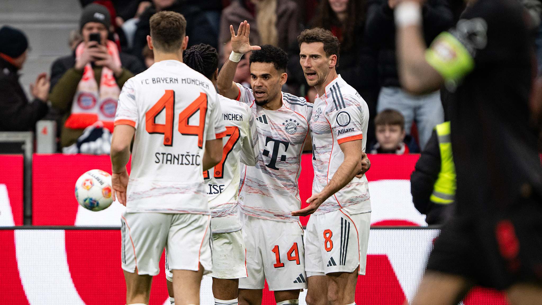 Luis Diaz comemora com seus companheiros de equipe após o empate de 1 a 1 do FC Bayern na partida da Bundesliga contra o Bayer 04 Leverkusen.