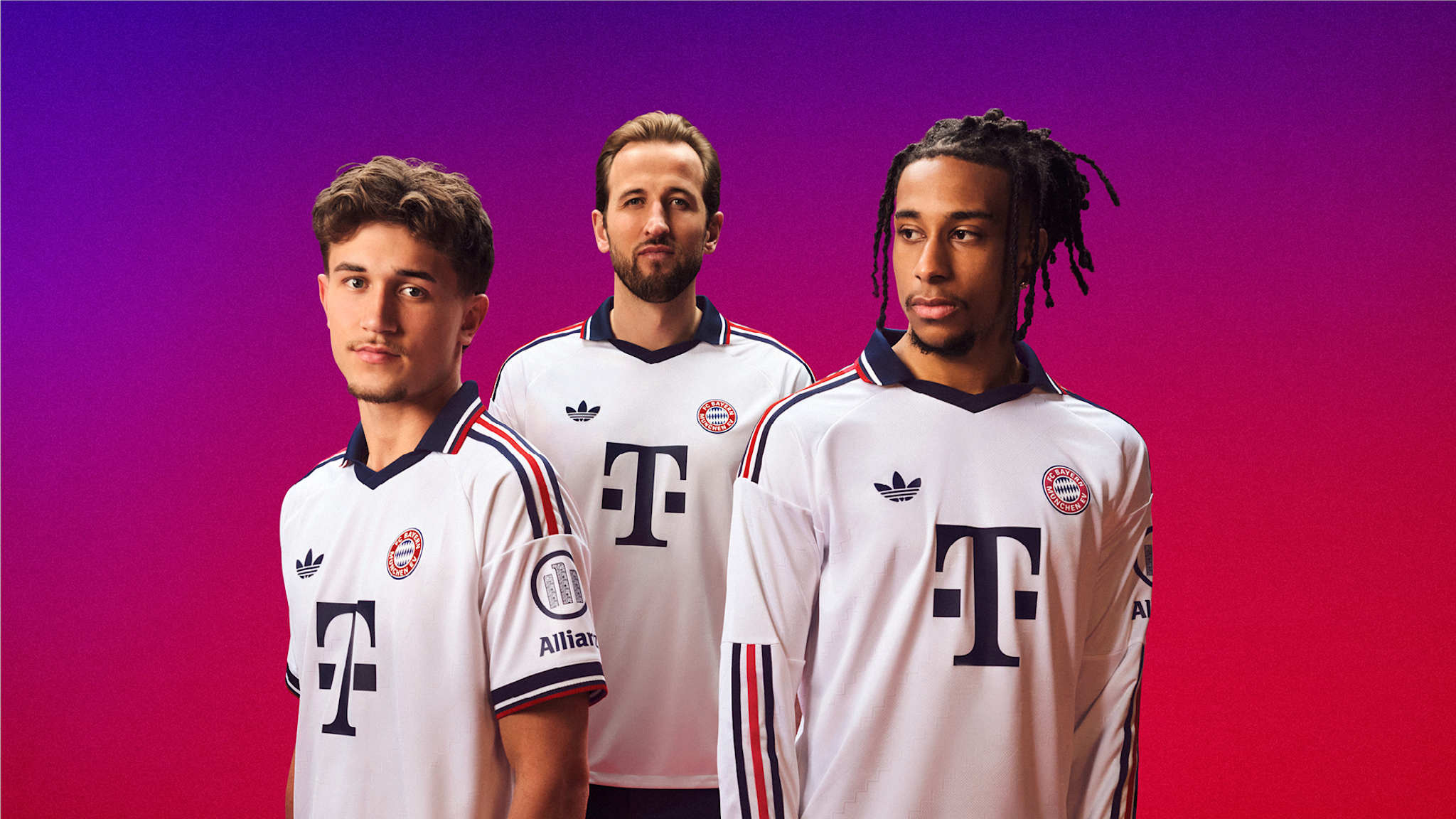 Michael Olise muncul di foto peluncuran jersey away Bayern Munchen 2026/27