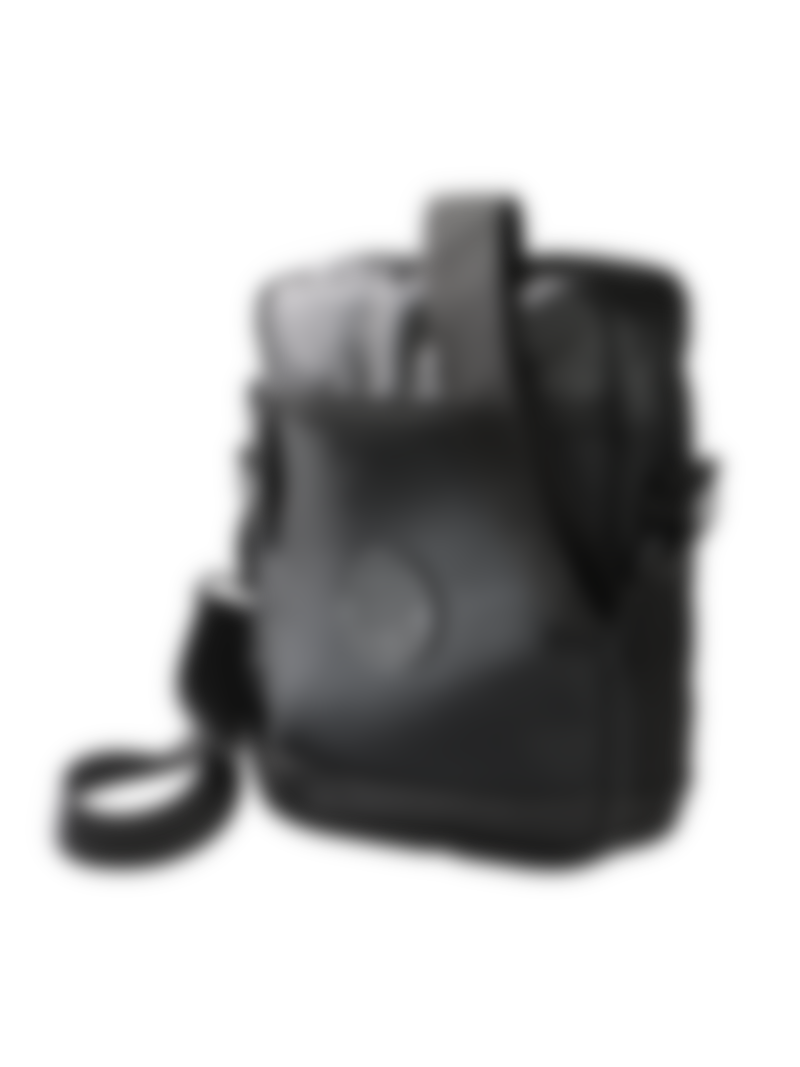 Mochila bandolera pequeña color negro con escudo | Tienda oficial del FC  Bayern Múnich