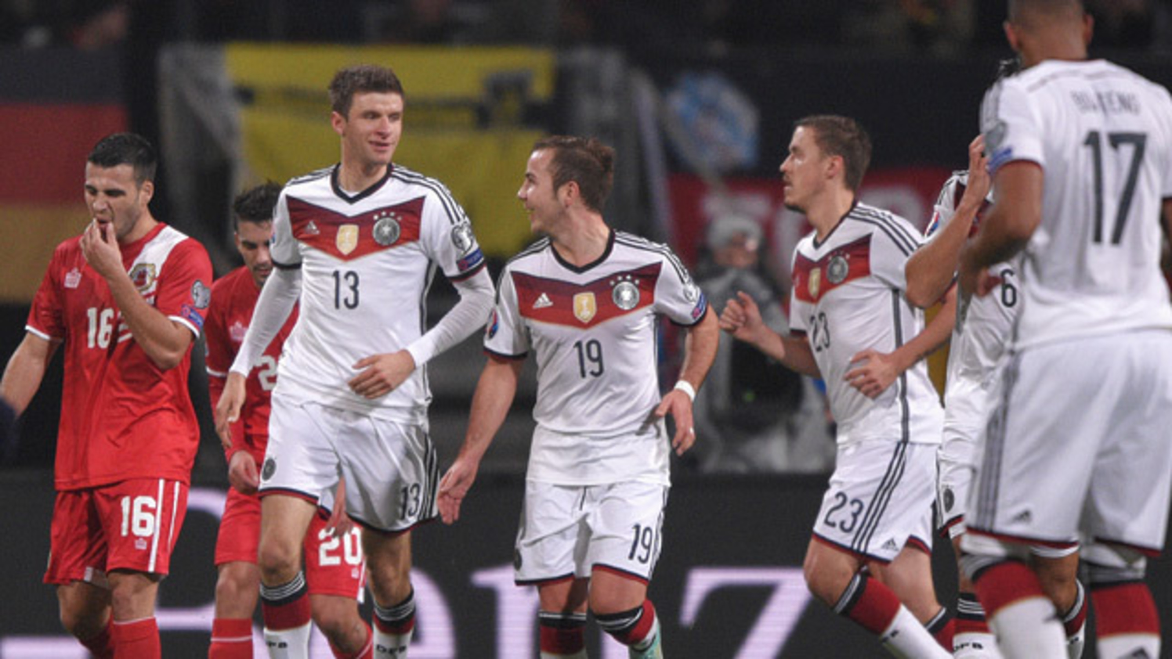 ミュラーとゲッツェがジブラルタル戦でゴール Fc Bayern Munich