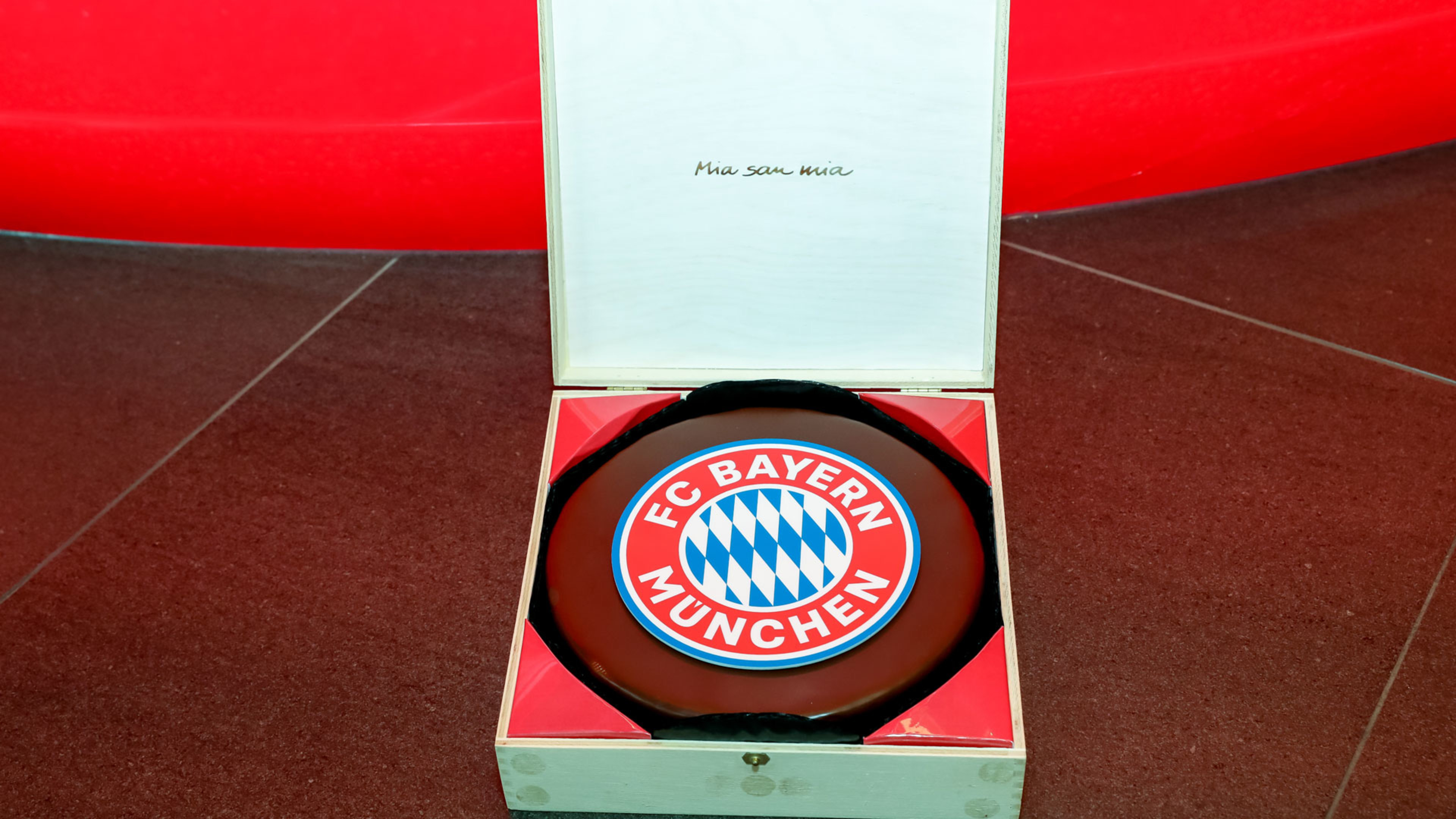 Fc Bayern Sends Signal Of Solidarity With The Elderly And Nursing Staff