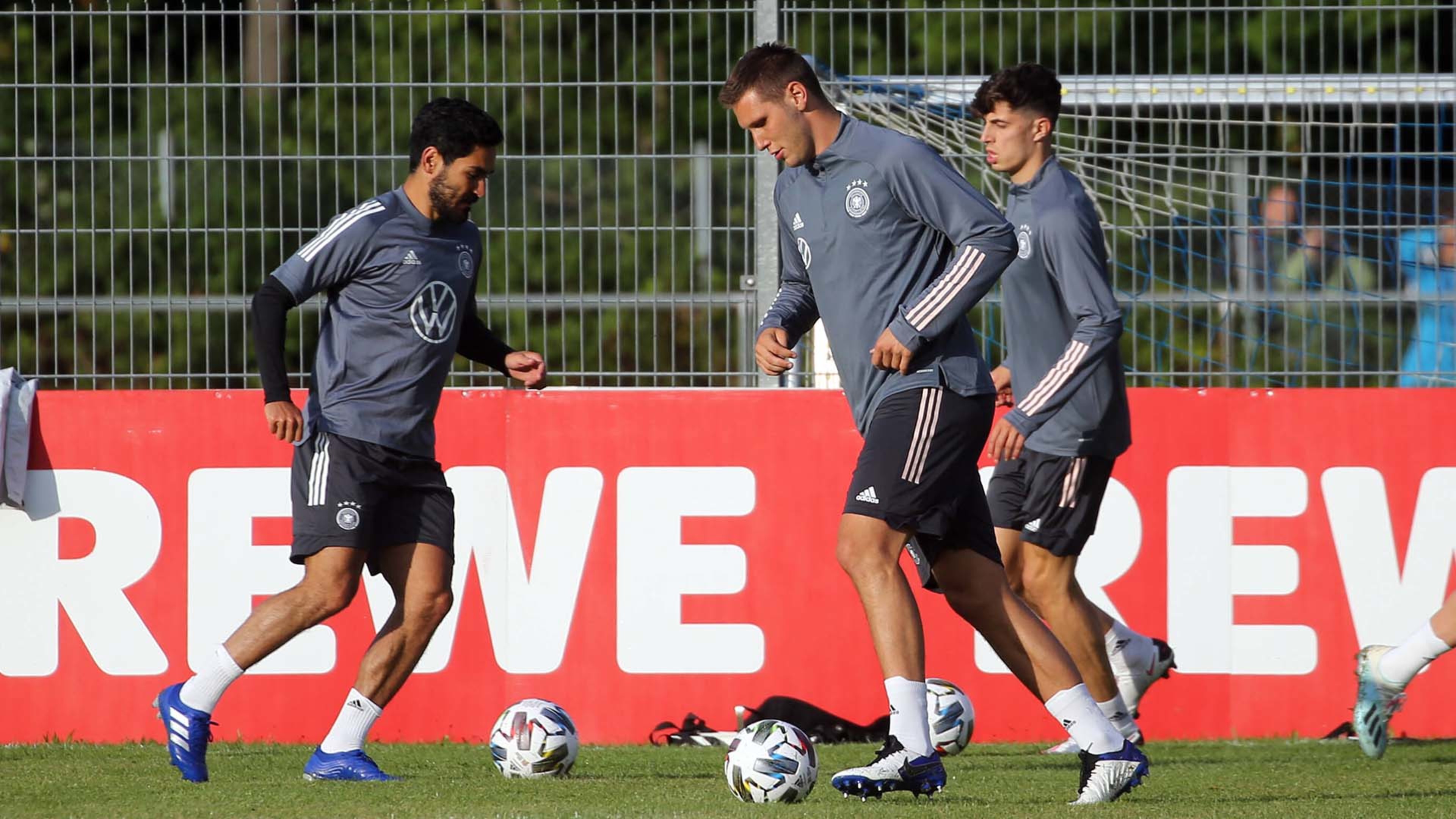 Remis Im Bayern Duell Sule Und Sane Feiern Dfb Comeback