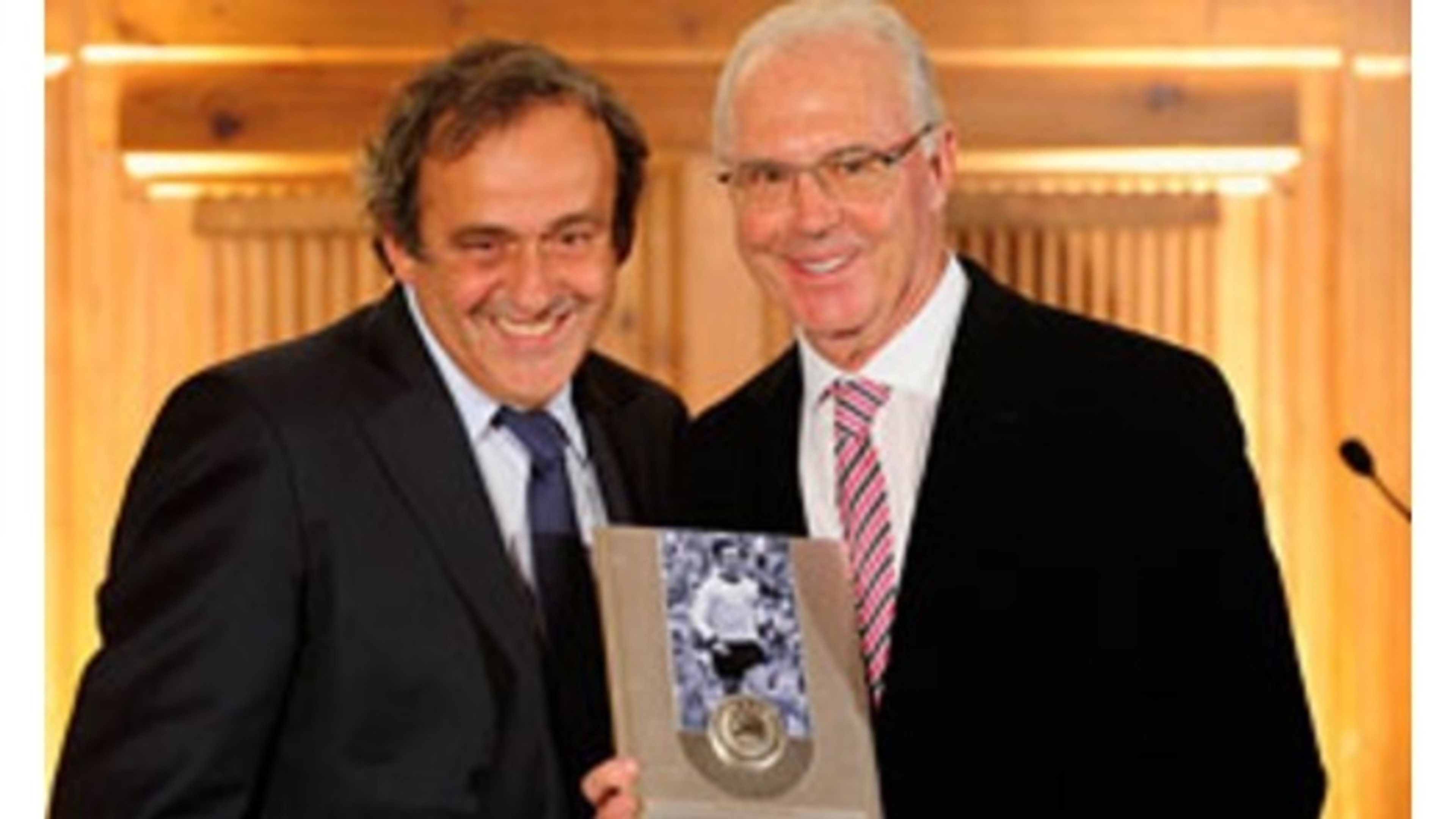 Uefaプラティニ会長 ベッケンバウアーを表彰 Fc Bayern Munich