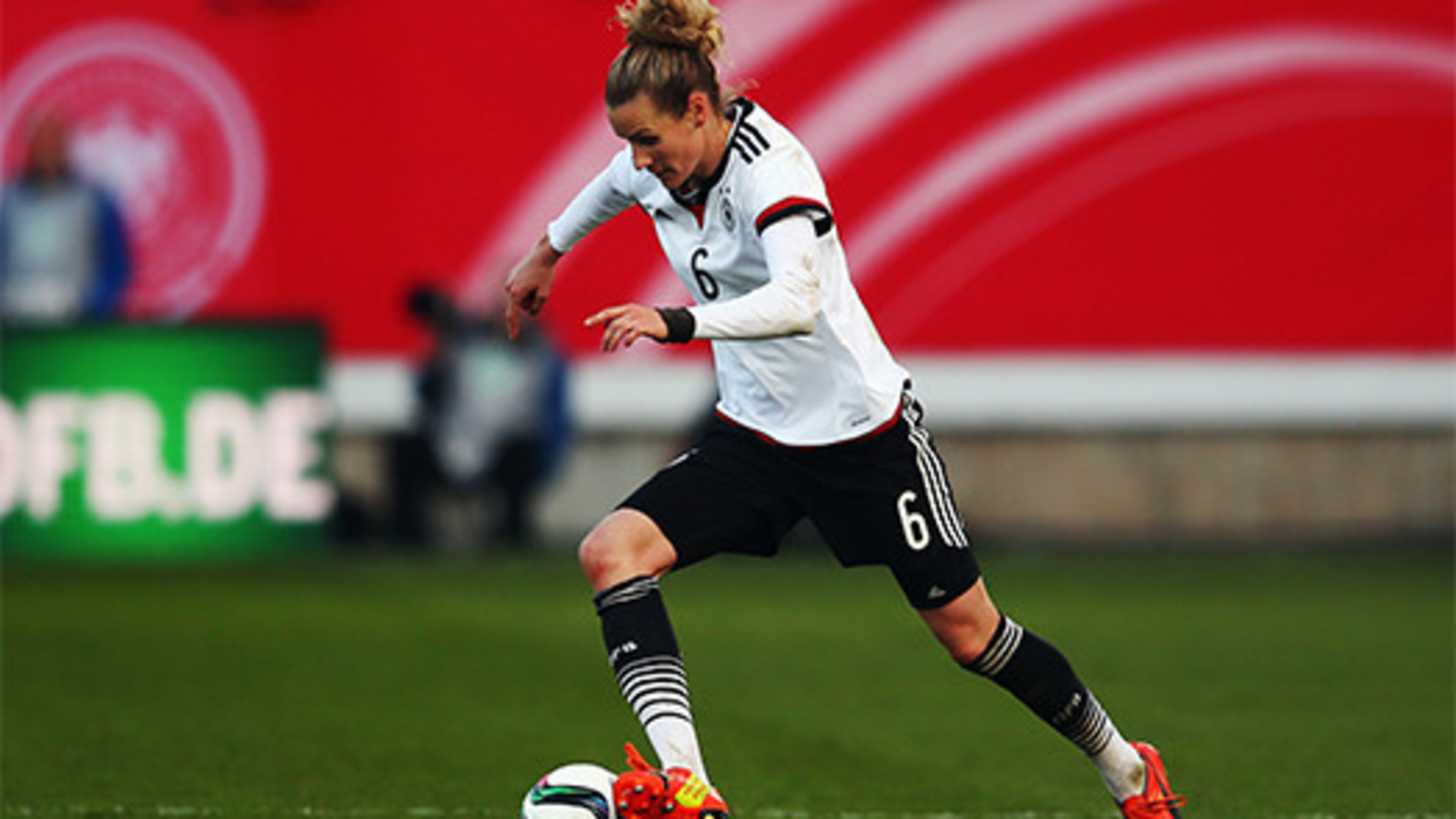 Fc Bayern Sign Simone Laudehr Fc Bayern Munich
