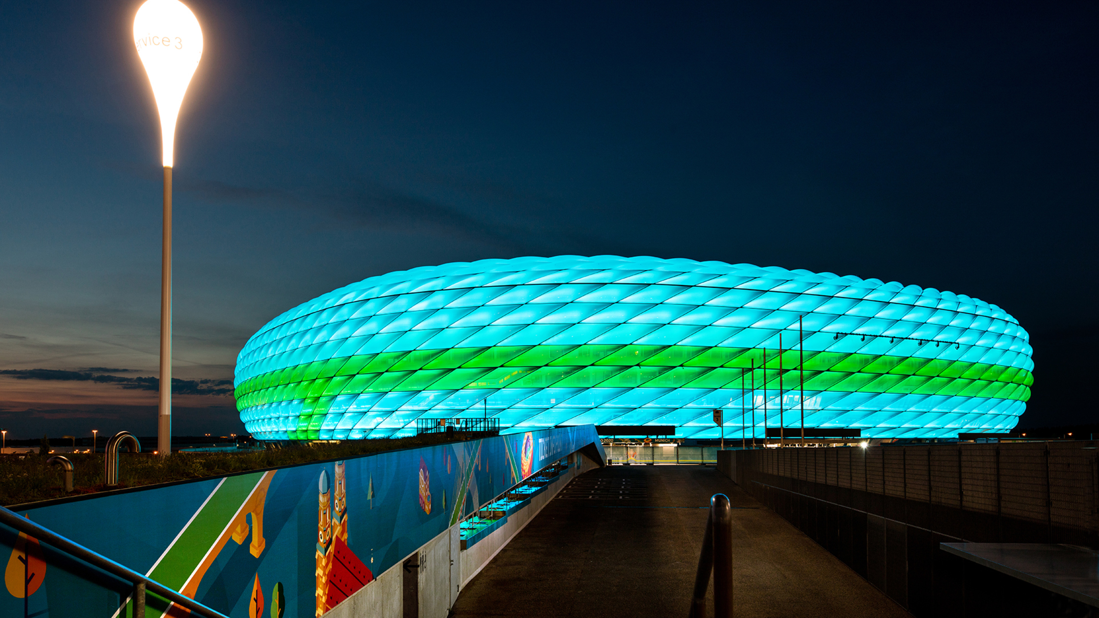 Allianz Arena Leuchtet Zum Csd 2019 In Regenbogenfarben Allianz Arena