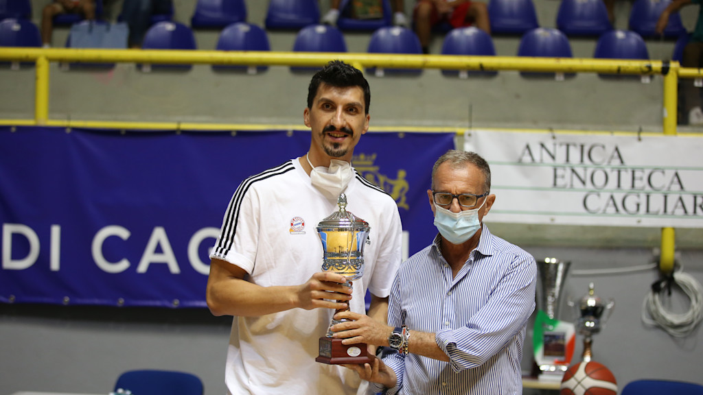 Captain Nihad Djedovic accepts the trophy for third place (c) Stickel