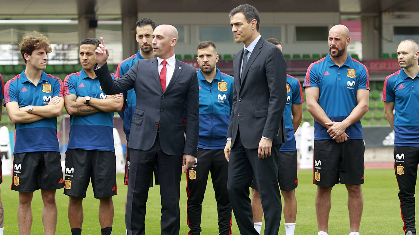 チアゴとトリッソ 首相訪問を受ける Fc Bayern Munich チアゴとトリッソ 首相訪問を受ける Fc Bayern Munich