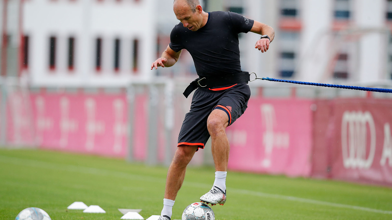 Galerie Arjen Robben Trainiert An Der Sabener Strasse