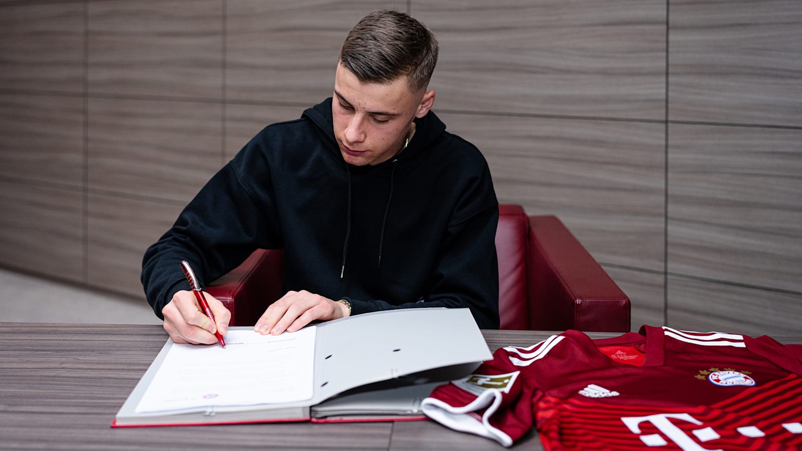 FC Bayern bindet Gabriel Vidović Die Statements im Video