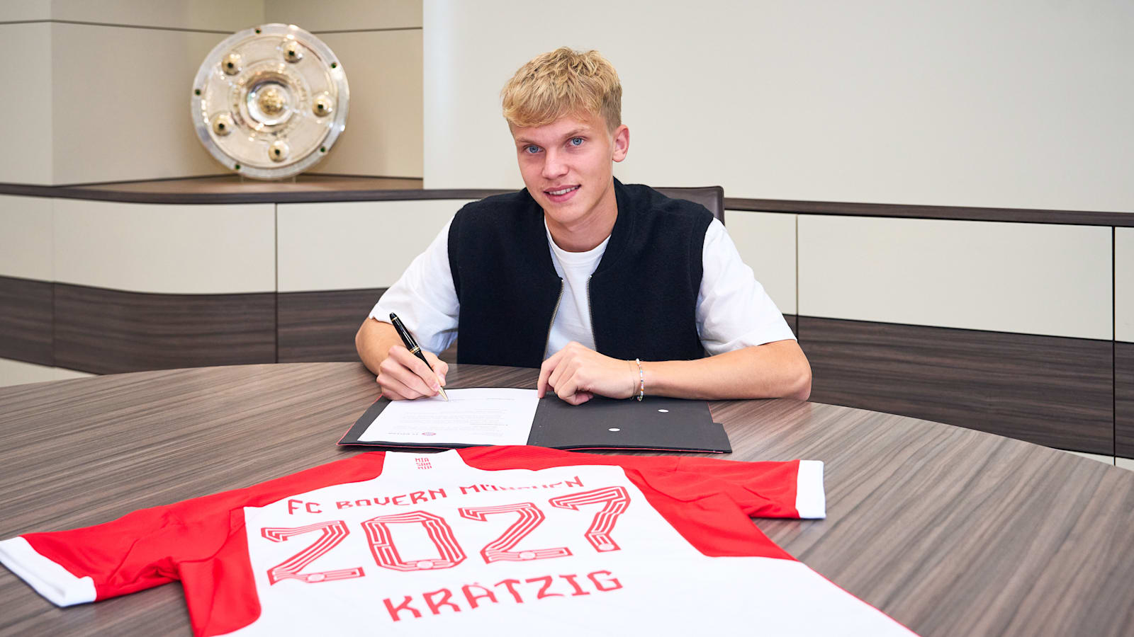 Im Video Die Interviews zur Vertragsverlängerung von Frans Krätzig