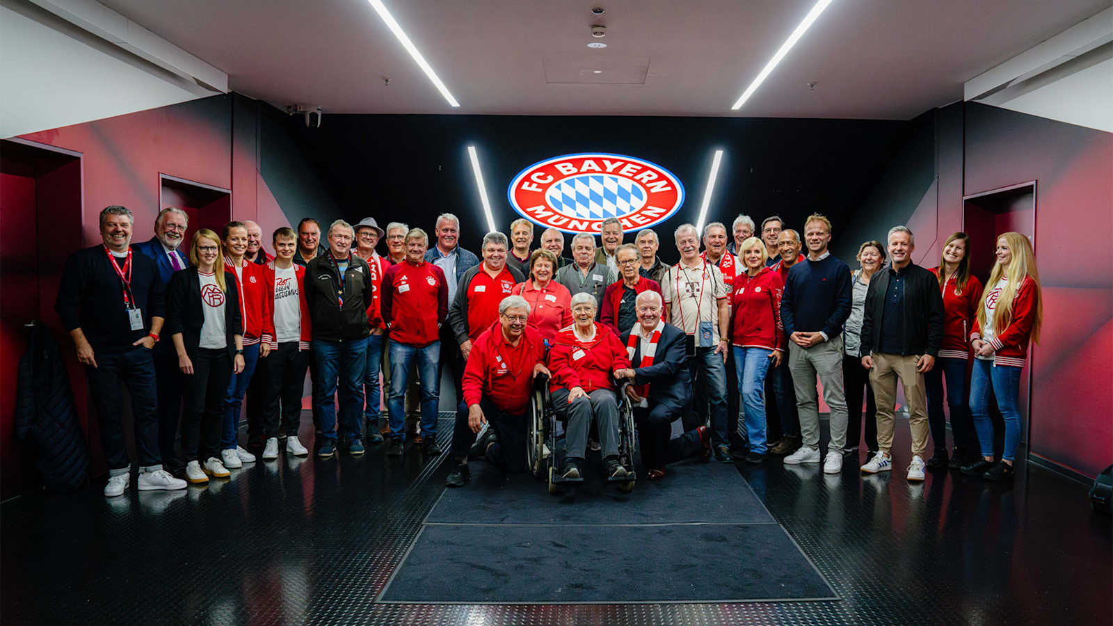 FC BayernÜ65Mitglieder Austausch im Museum