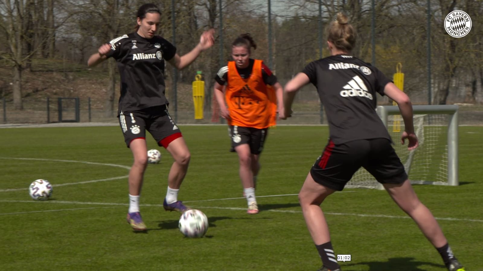 Frauen-vor-Duisburg_210327