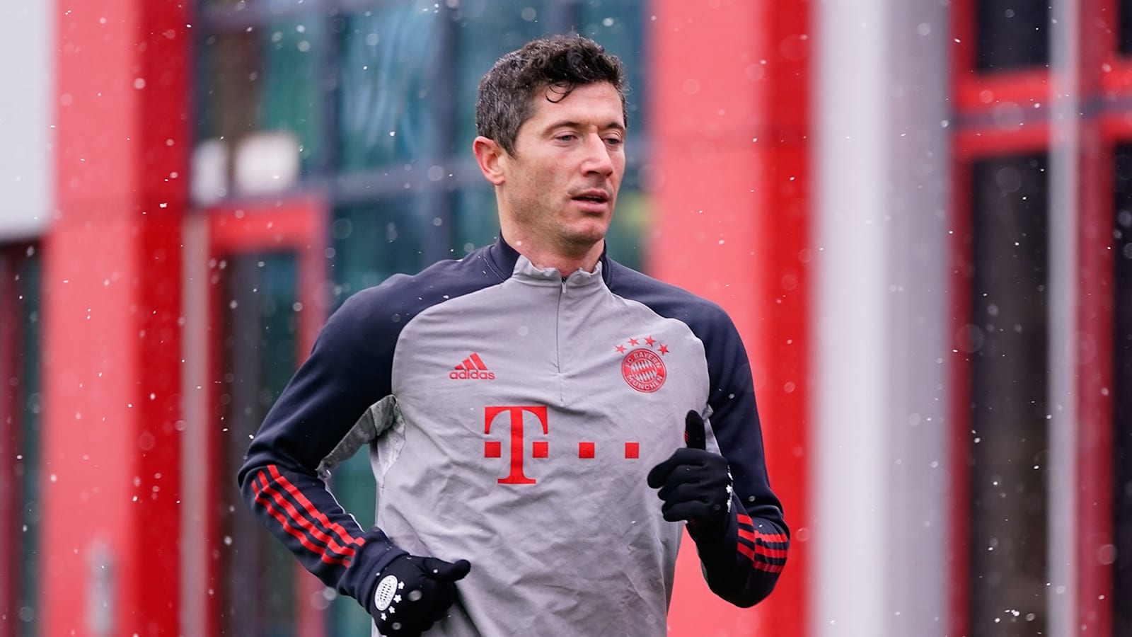 Robert Lewandowski completes first running session since knee injury