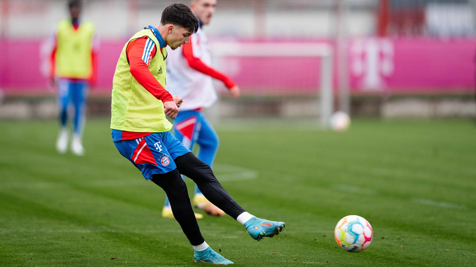 Yusuf Kabadayi mostly likes to get forward down the wings. Yusuf Kabadayi, FC Bayern