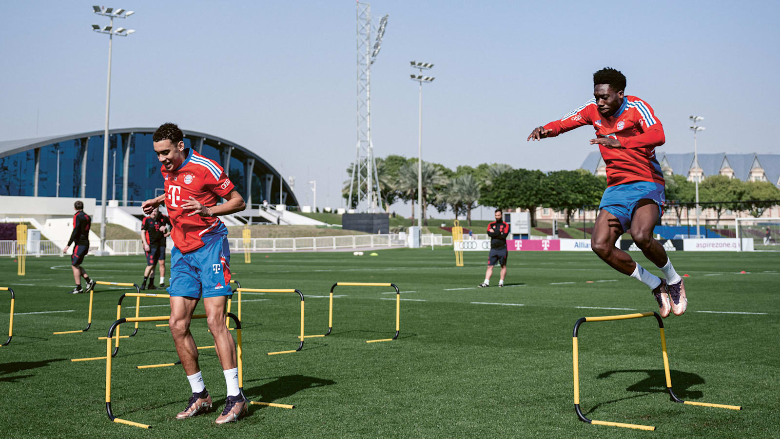 Jamal Musiala and Alphonso Davies have fun together on and off the pitch – but also know that they’re only at the start of their development. 230202-phonsiala-169-2