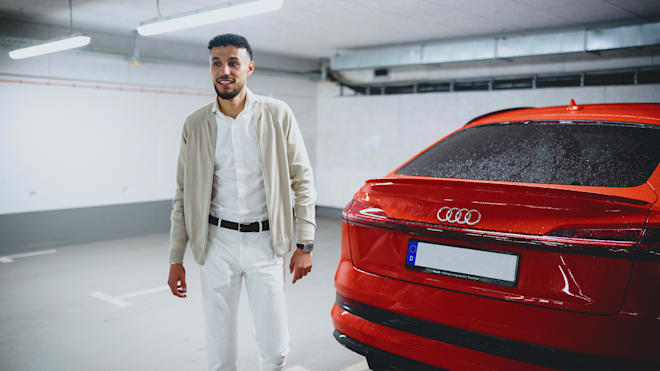 Gallery: Noussair Mazraoui signs contract | FC Bayern