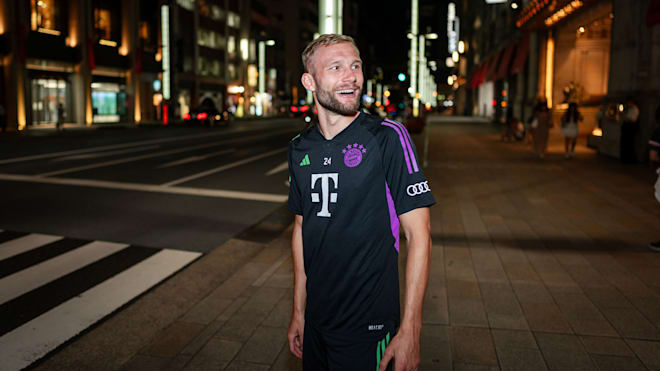 Galerie: Konrad Laimer at a Ramen restaurant in Tokyo | FC Bayern