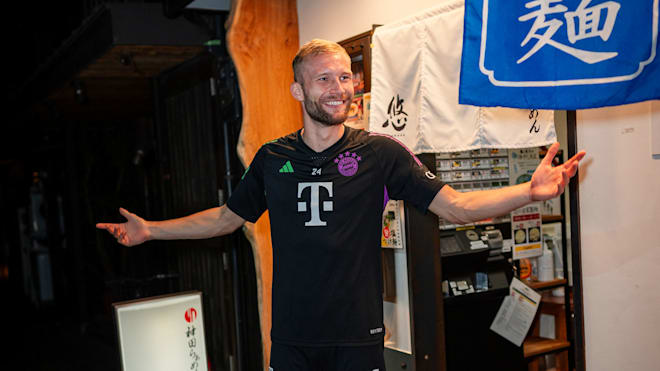 Galerie: Konrad Laimer at a Ramen restaurant in Tokyo | FC Bayern