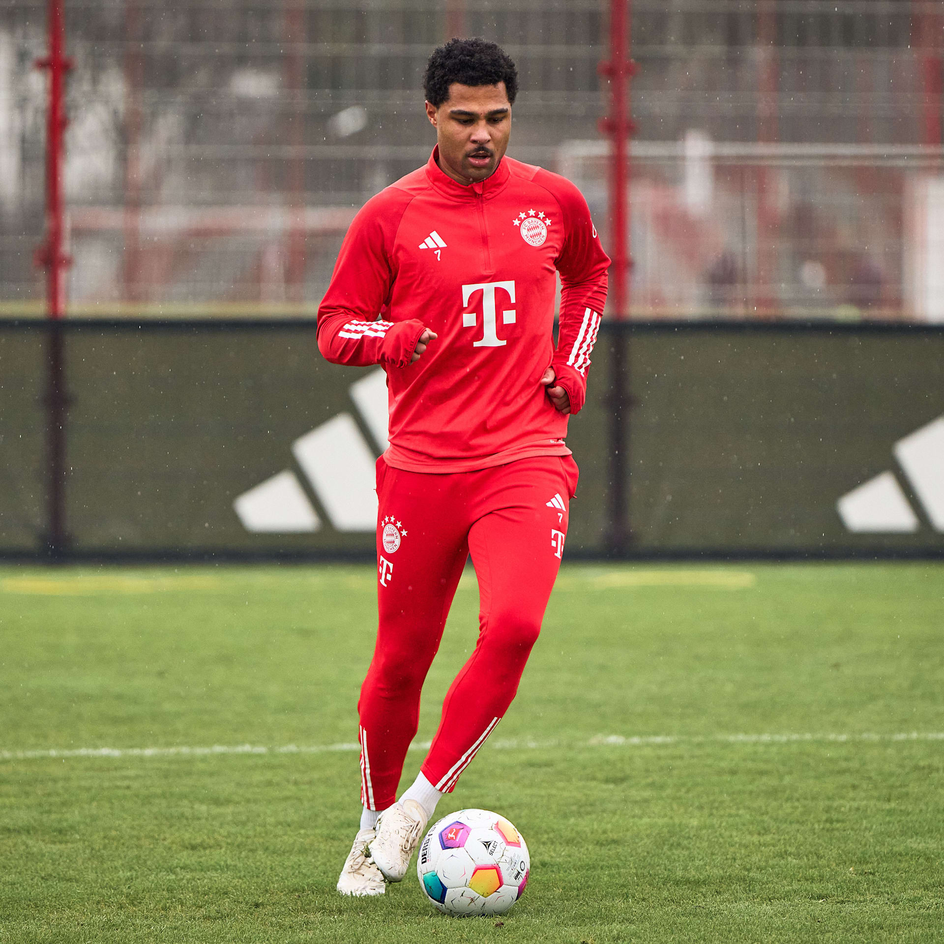 After muscle tendon injury: Serge Gnabry training with the ball