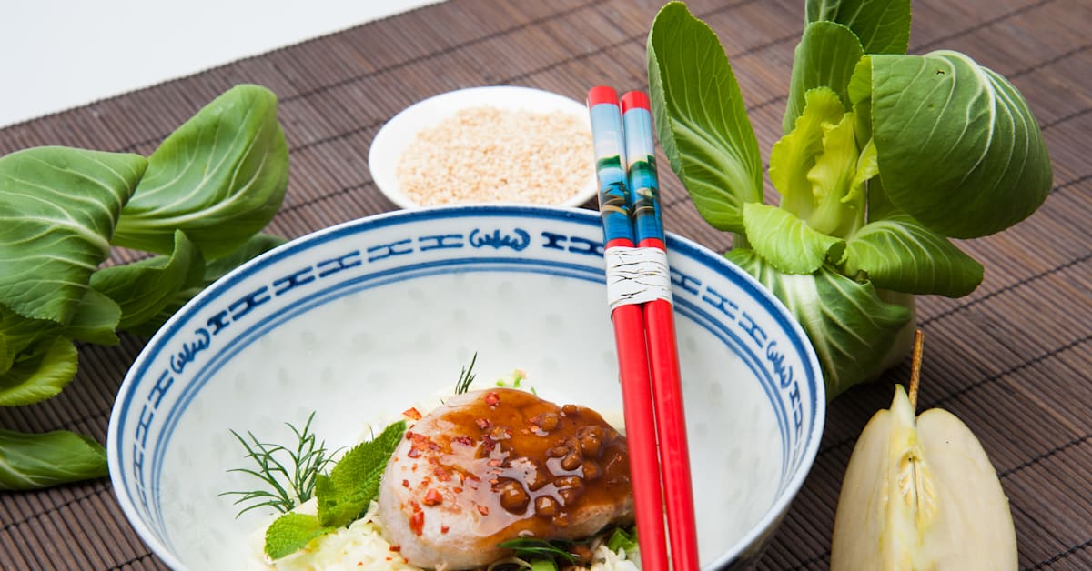 Glasiertes Schweinefilet auf Pak-Choi-Krautsalat mit Minze