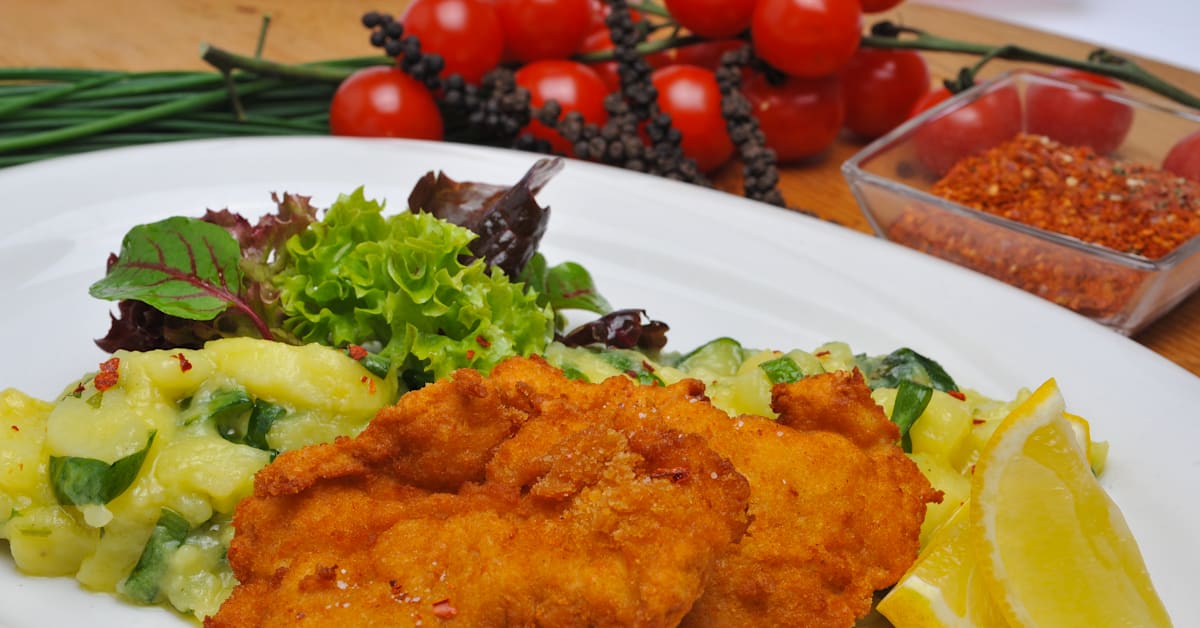 Backhendl auf Kartoffel-Endivien-Salat