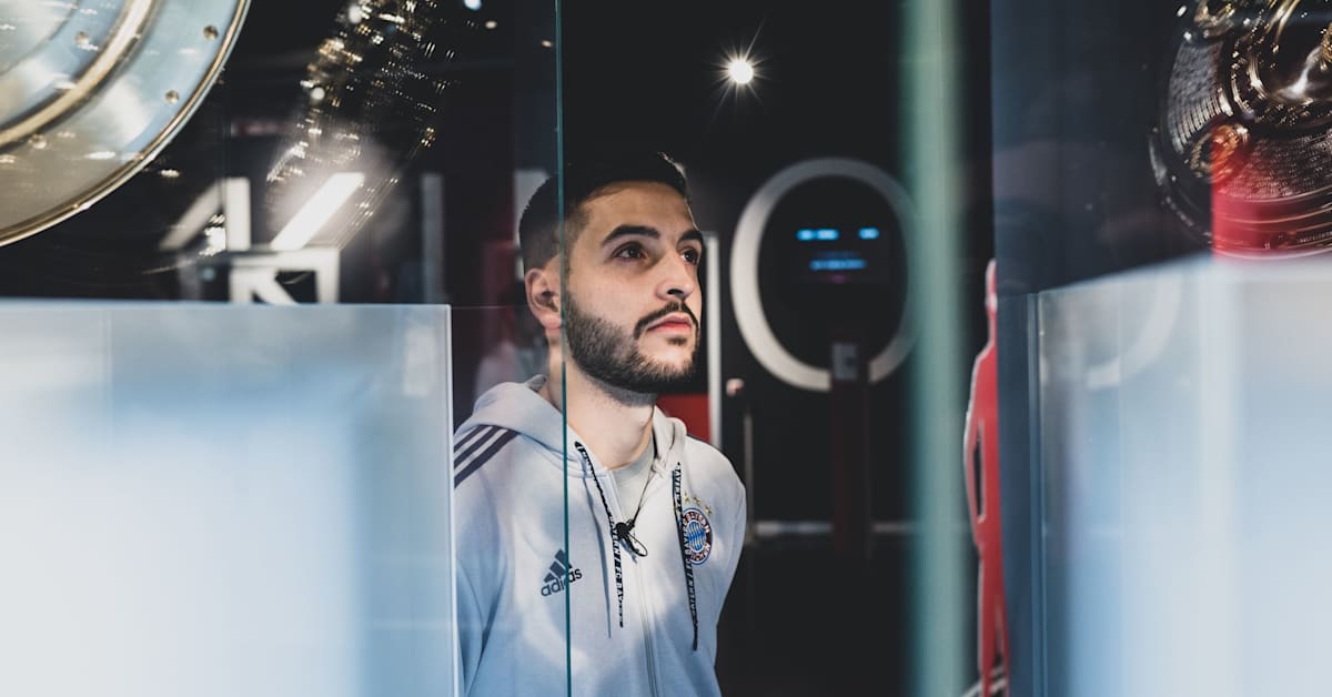 FC Bayern esports star Alex Alguacil in focus