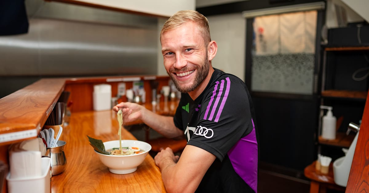 Galerie: Konrad Laimer at a Ramen restaurant in Tokyo | FC Bayern