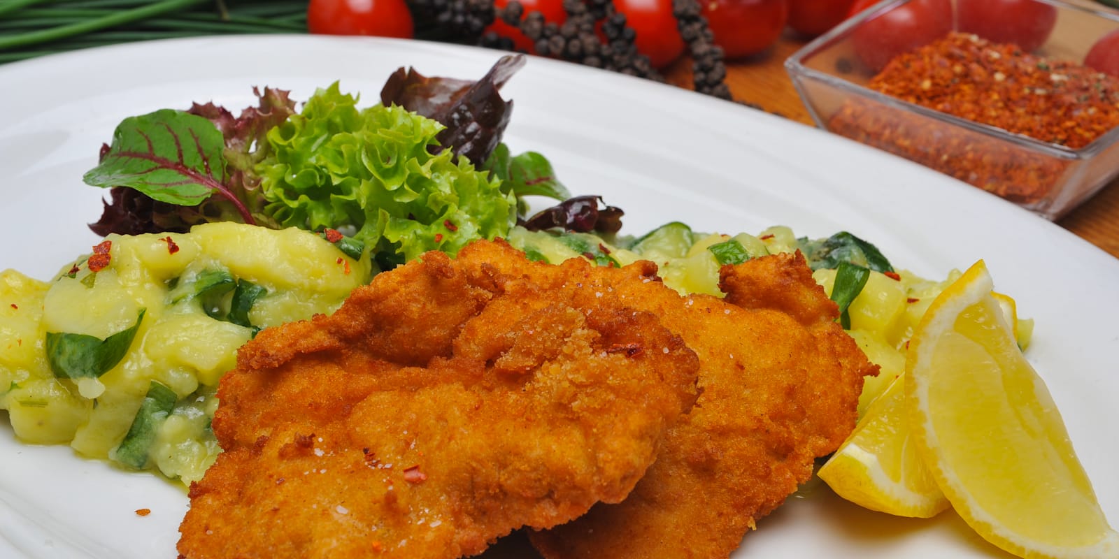 Backhendl auf Kartoffel-Endivien-Salat