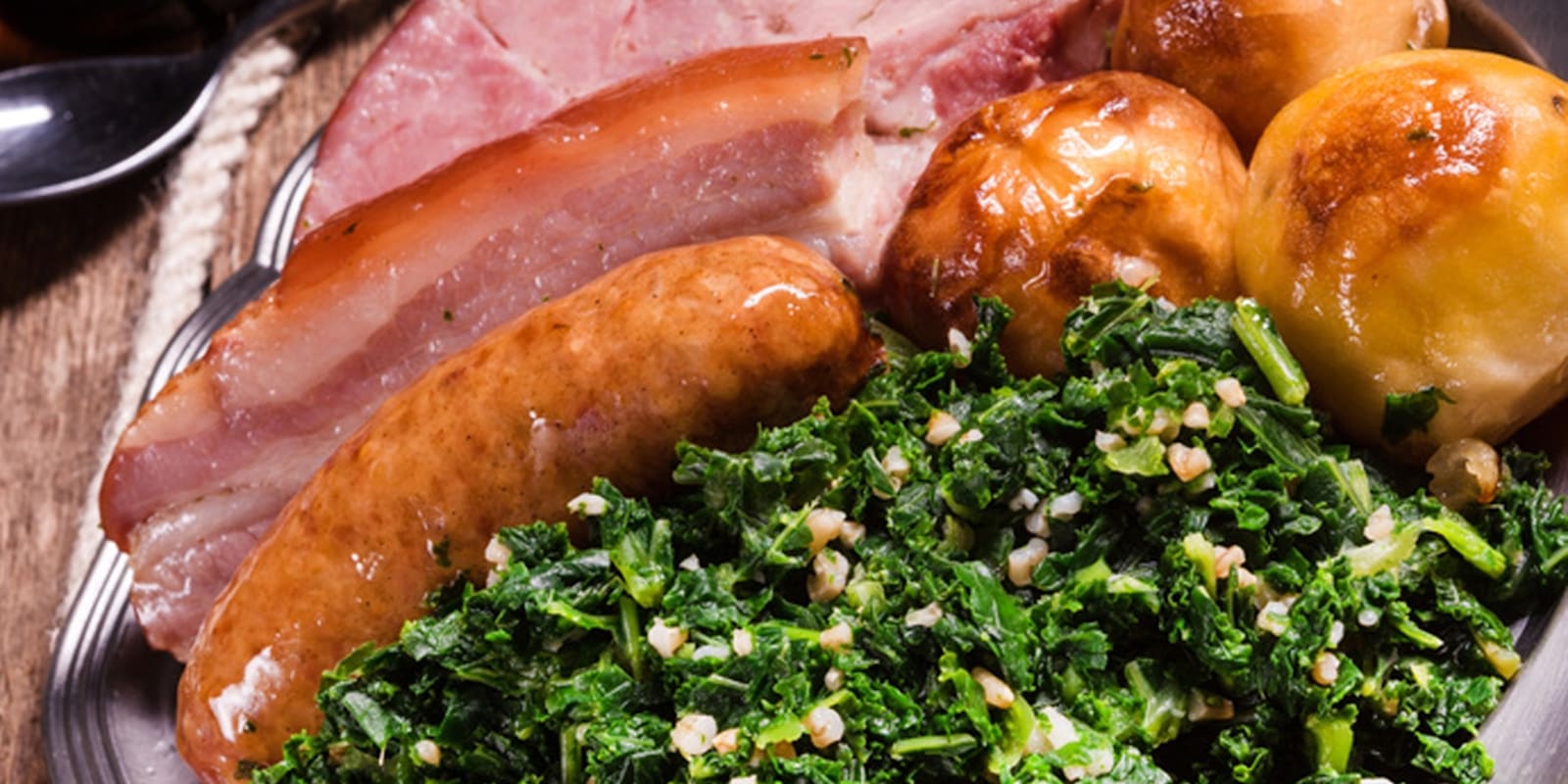 Kassler mit Grünkohl und gebratenen Kartoffeln