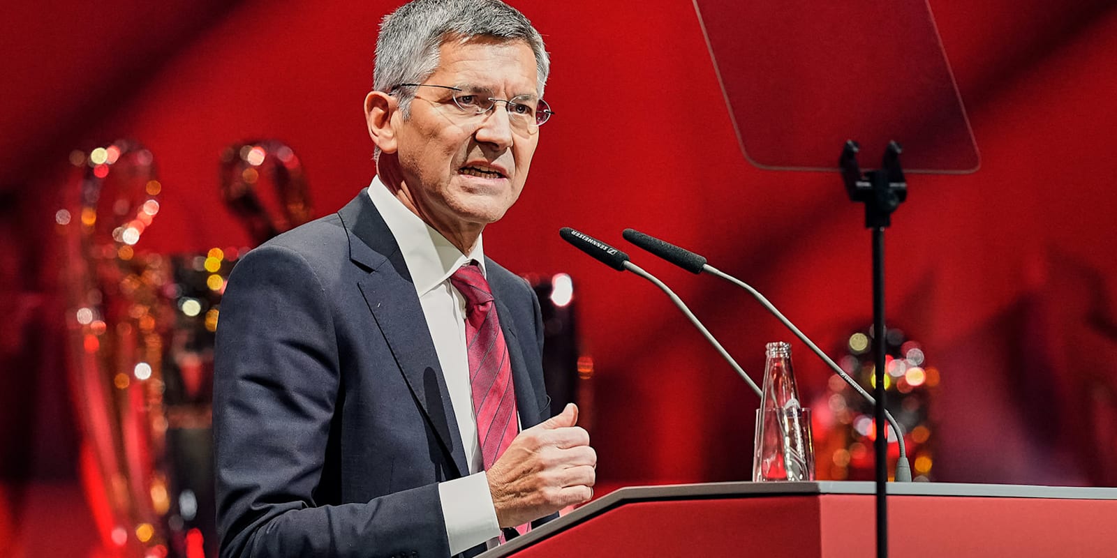 Herbert Hainer auf der JHV 2021 des FC Bayern