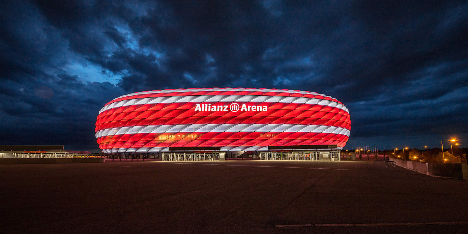 Allianz Arena lights up in new Bayern colours