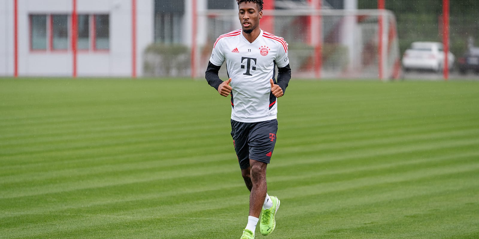 After torn hamstring Coman completes first laps of the track I FC Bayern