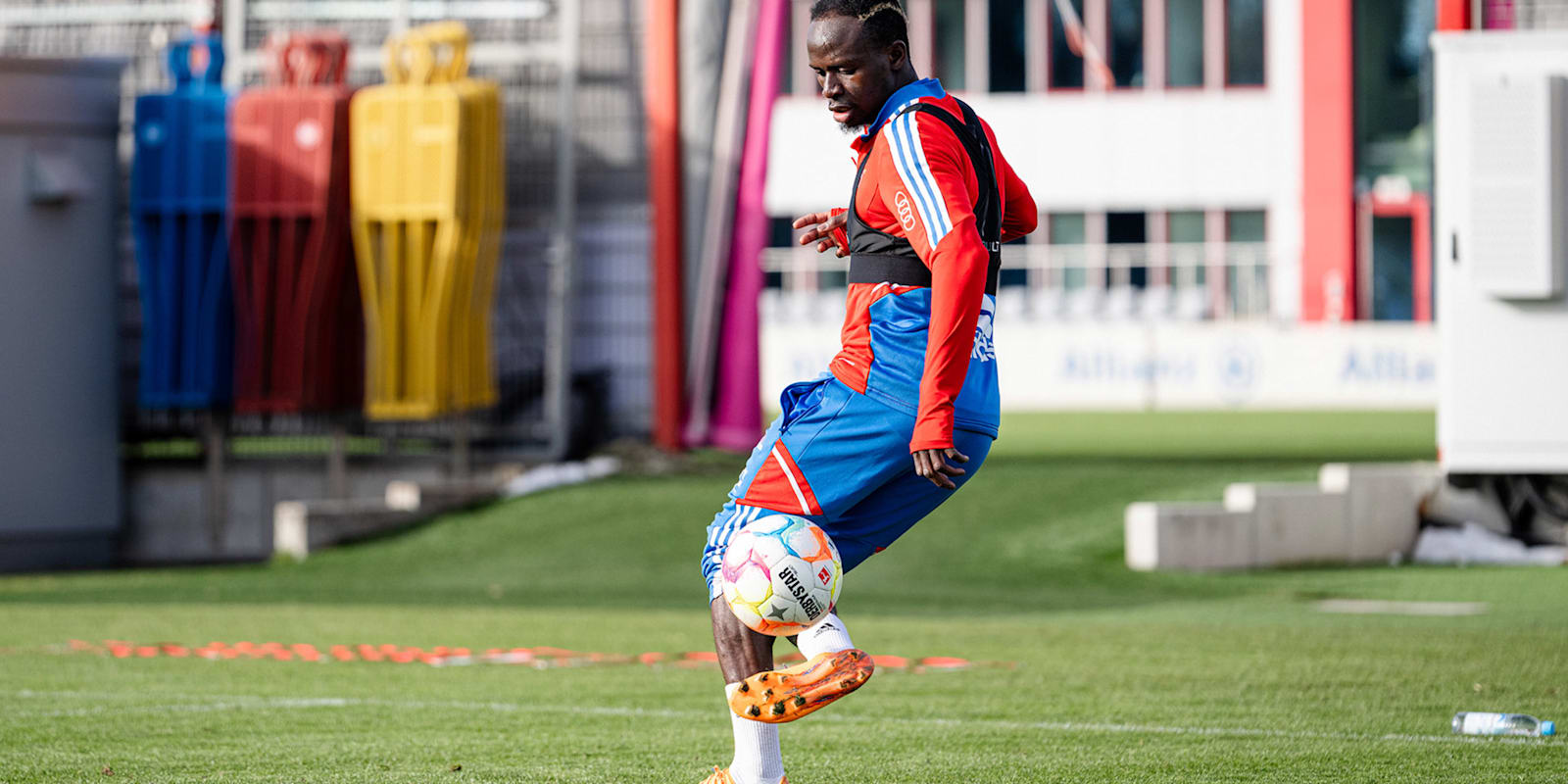 Sadio Mané trains with the ball for the first time