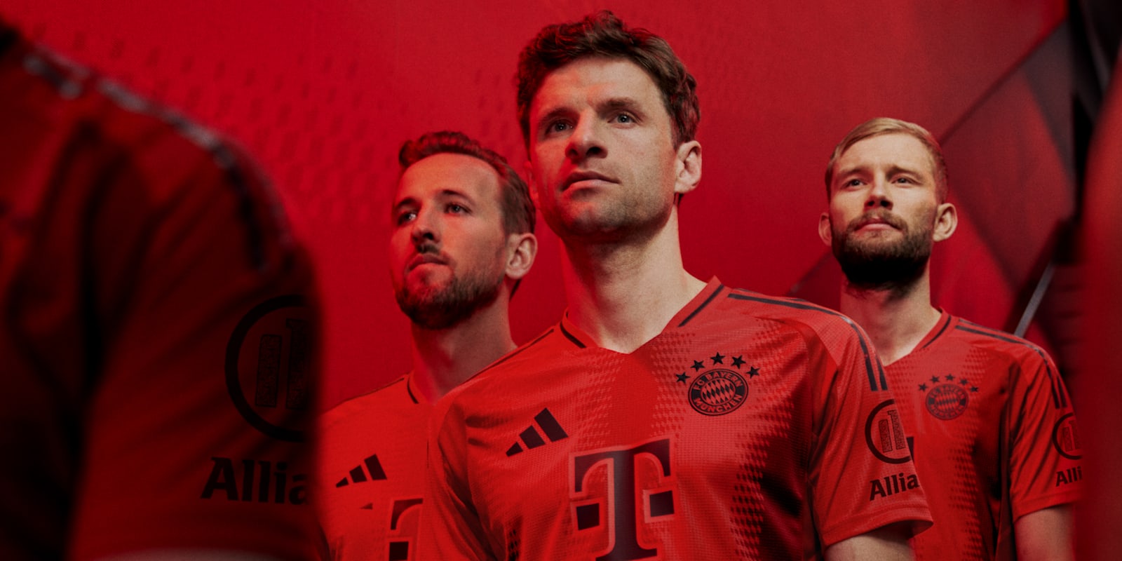 Das Heim Trikot des FC Bayern für die Saison 2024/25 TripleRed