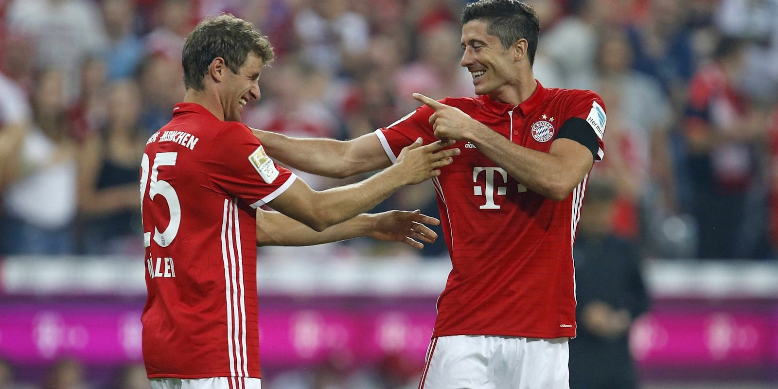 GOAL on X: Thomas Muller sent Robert Lewandowski a message 🤣 @esmuellert_   / X