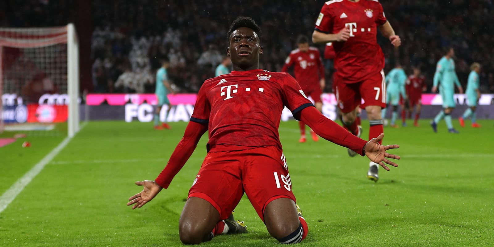 Alphponso Davies bejubelt sein erstes Bundesliga-Tor beim 6:0 des FC Bayern gegen den 1. FSV Mainz 05 im März 2019.
