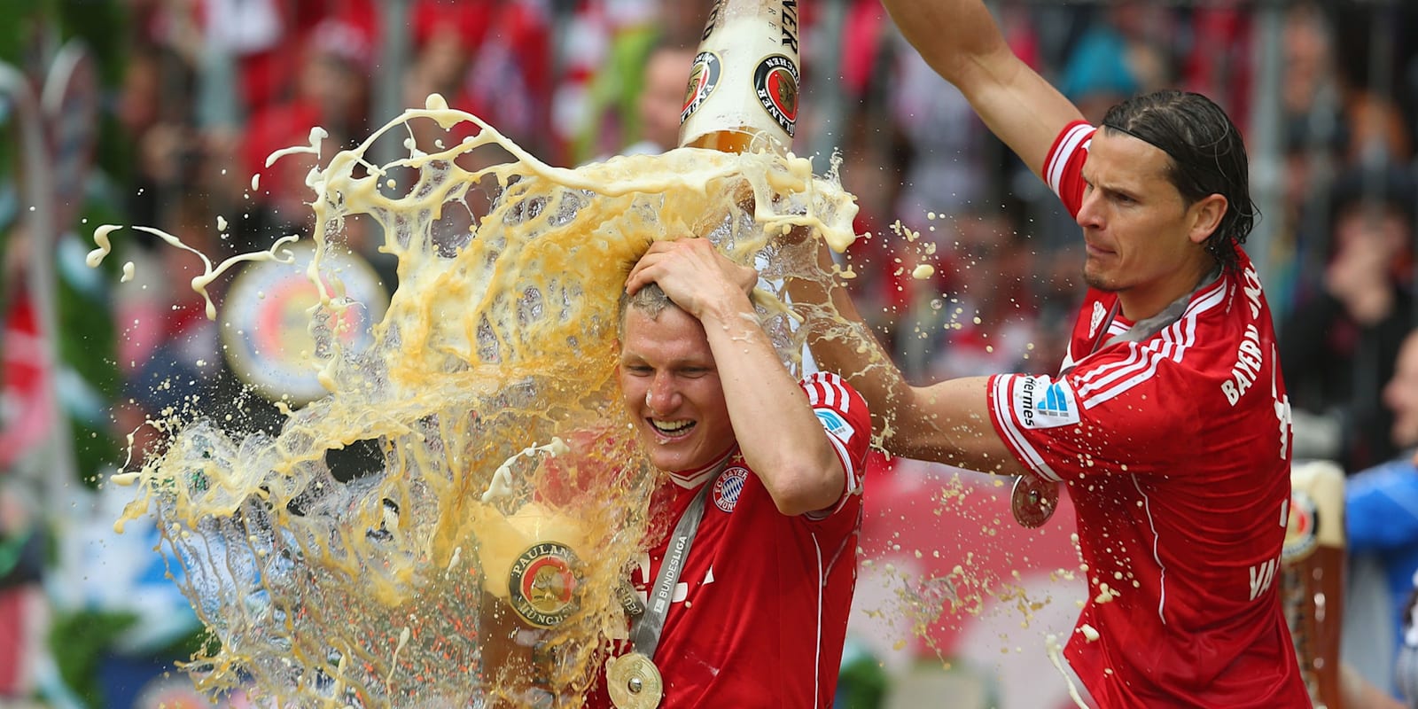 11. Mai 2013: Beim Triplegewinn im Jahr 2013 hatte Van Buyten besonders viel Grund zu feiern und Bierduschen zu verteilen. Da machte er nicht einmal halt vor dem Fußballgott. vanbuyten_05_get_110513