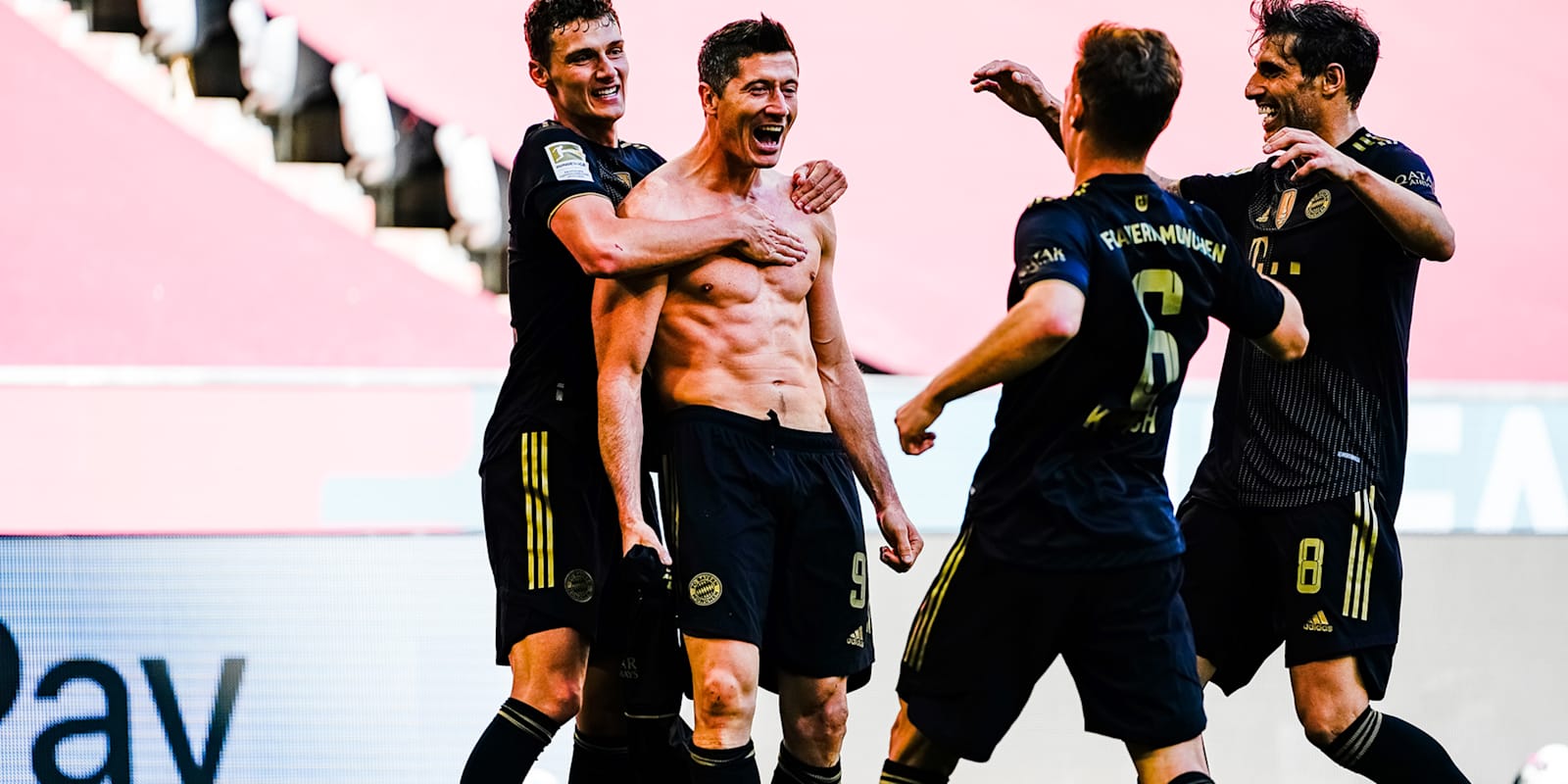 210522_Lewandowski_Torjubel_Gruppe_DON